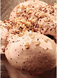 Рецепт домашнего карамельного мороженого с орехами
